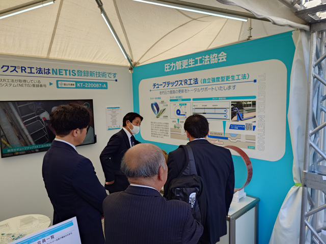 多くの方が足をとめて展示を興味深くご覧になっていました